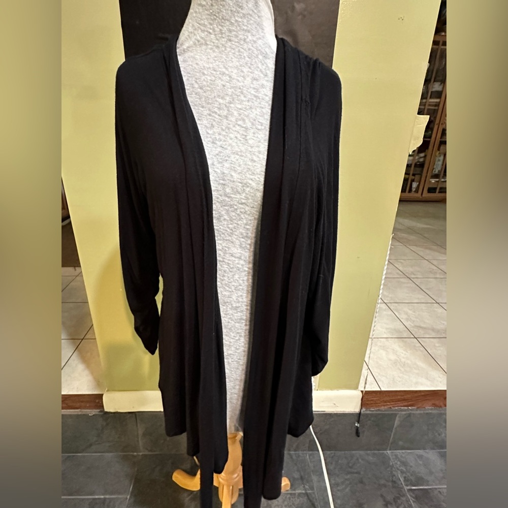 Chelsea & Theodore cardigan open front, Sz Large Black with ruched sleeves.